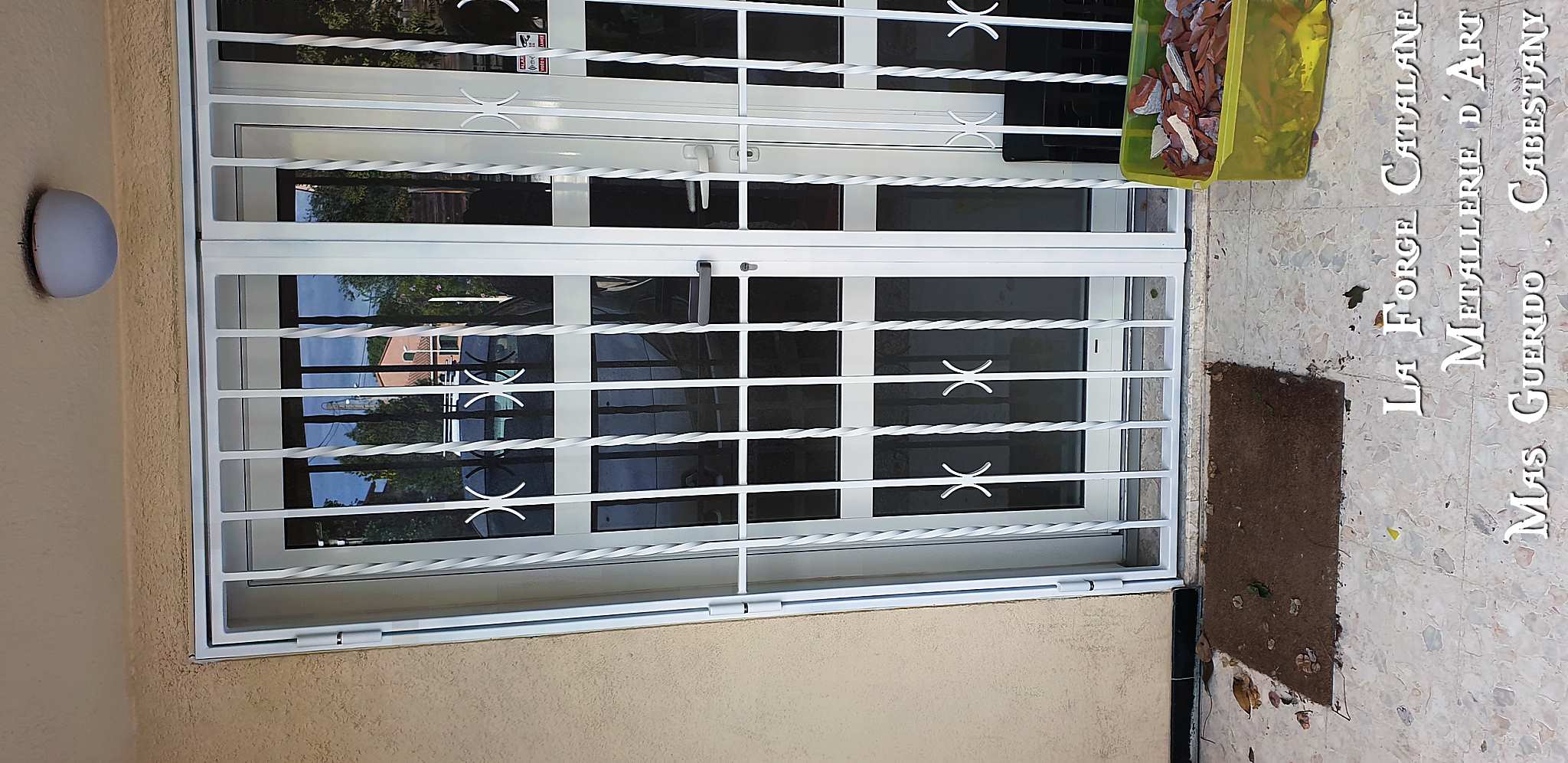 grille de protection articulée barreaudages torsadés thermolaquage blanc forge catalane.jpg